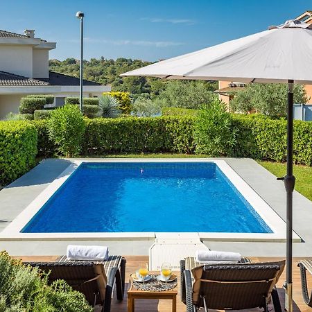 Lovely Istrian Apartment With A Private Swimming Pool And A Charming Garden Banjole Dış mekan fotoğraf