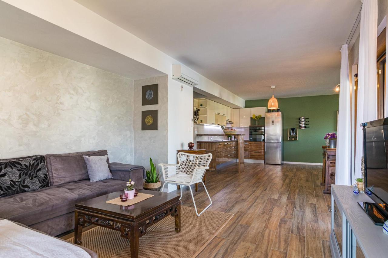 Lovely Istrian Apartment With A Private Swimming Pool And A Charming Garden Banjole Dış mekan fotoğraf