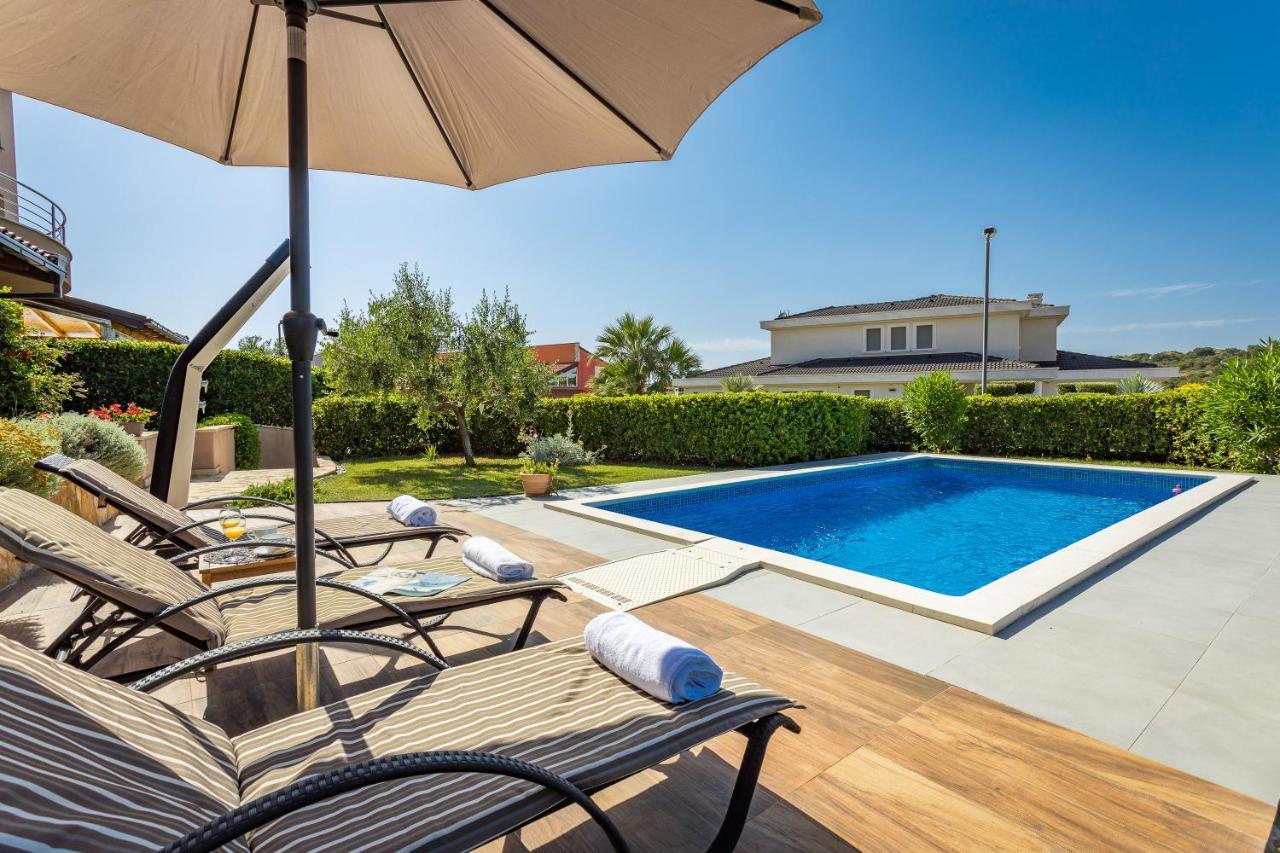 Lovely Istrian Apartment With A Private Swimming Pool And A Charming Garden Banjole Dış mekan fotoğraf