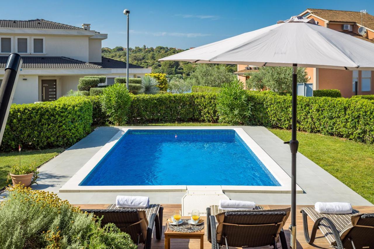 Lovely Istrian Apartment With A Private Swimming Pool And A Charming Garden Banjole Dış mekan fotoğraf